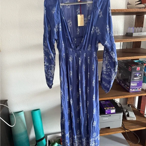 Elegant Blue Floral Maxi Dress - Picture 5 of 9